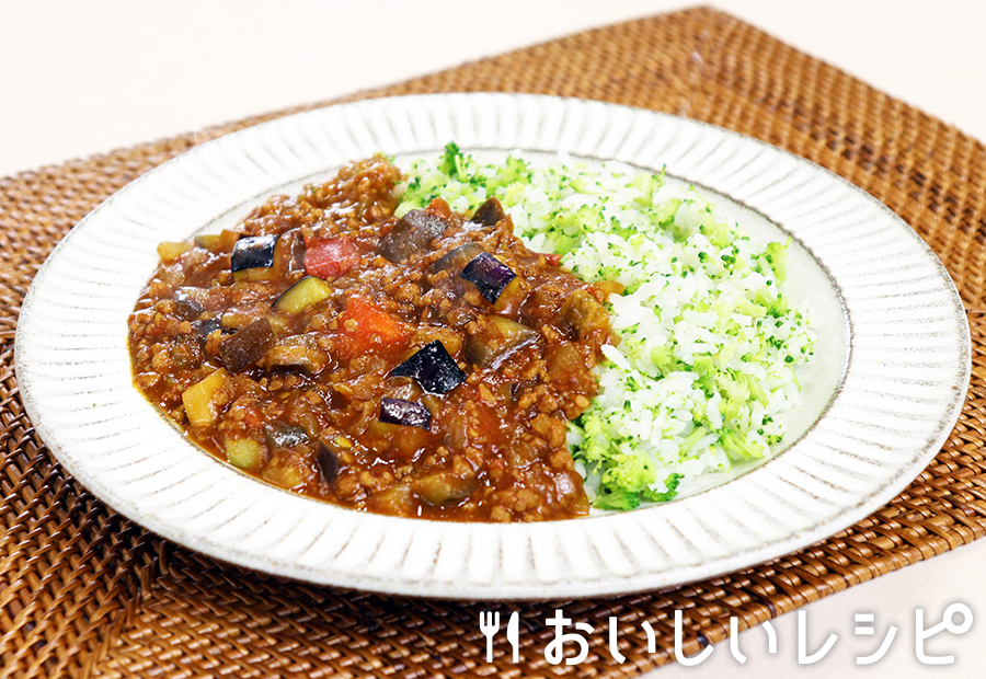 ブロッコリーライスで食べる！なすとトマトのキーマカレー